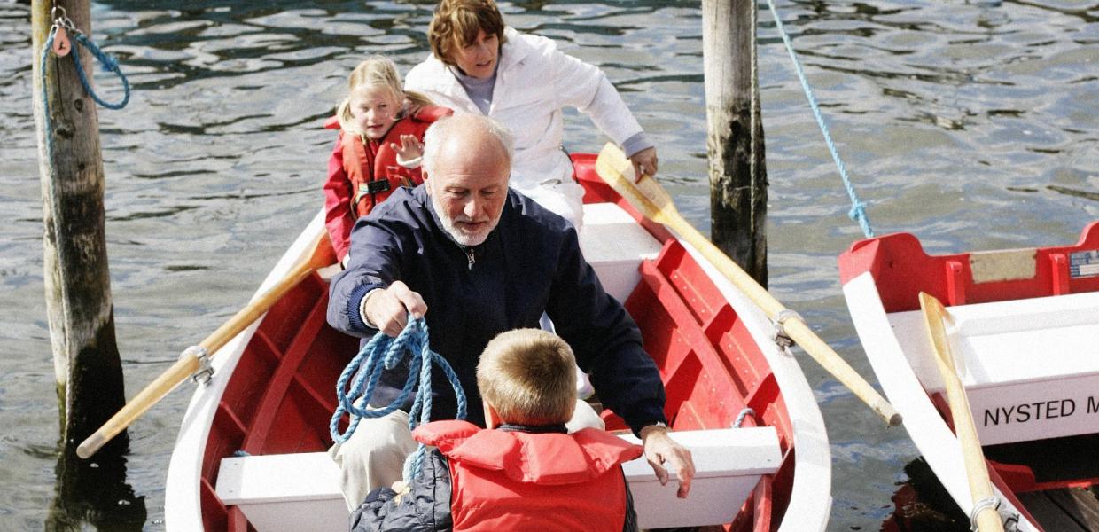 Bedsteforældre med børnebørn i båd