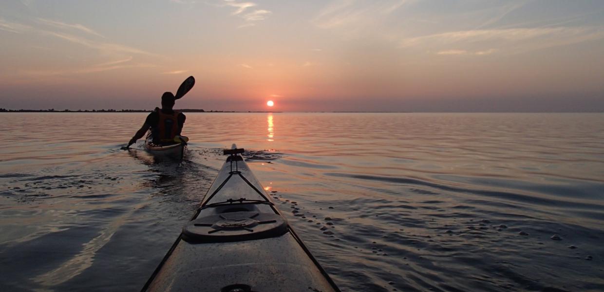 Kajak i solnedgang