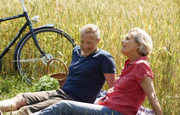 Par sidder i mark ved cykel