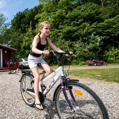Maribo Sø Camping pige på cykel