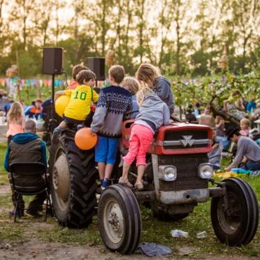 Apple Flower Festival Askø-Lilleø børn på traktor