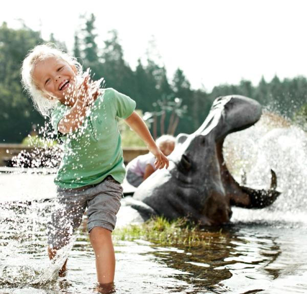 Knuthenborg Safaripark pige i vand ved flodhest