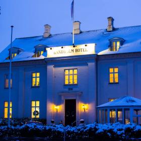 Bandholm Hotel udefra om vinteren med sne