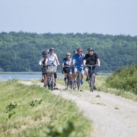 Cykelister på Nakskov Fjord dige