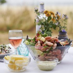 Opdækket bord med rejer og vin i Nysted