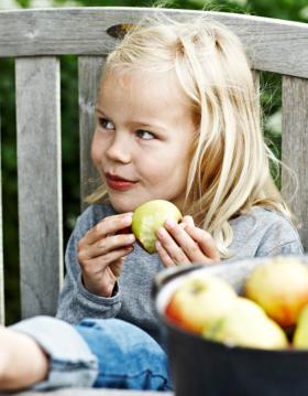 Pige spiser æbler